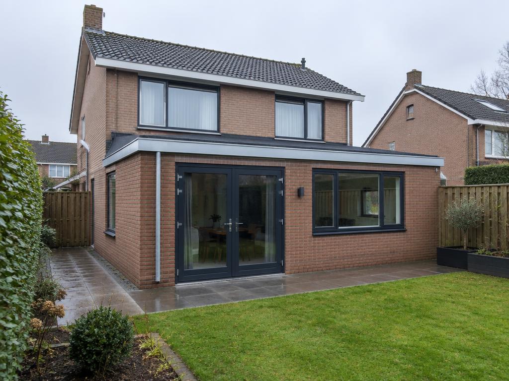 Aanbouw met een plat bitumen dak